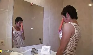 Две кукли, обелени перверзни клипове в масло по кабел