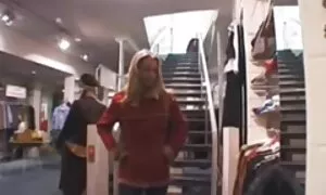 Той прави дъщеря да се облича в порно видео клип банята и да играе забавно