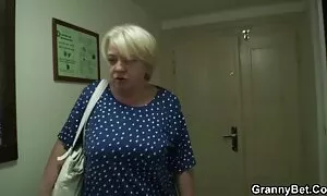 Поставете пениса порно секс видео клип във влагалището на нов приятел