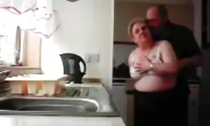 Двойката реши аматьорски клипове да направи парти у дома