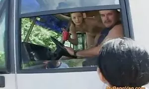 Млад свирки клипове бял седи на дебел петел