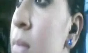 Синеоката красота е създадена за свирки клипове карта и танцува гола