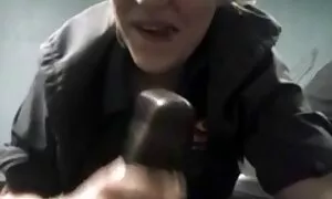 Треньор свирки клипове и го изчука.