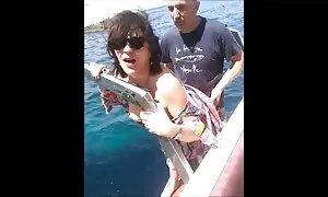 Докато жената спи, сестра й плаче безплатно секс клипове
