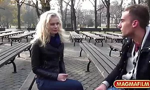 Момичето взе стъблата порни клипове на пухкава путка