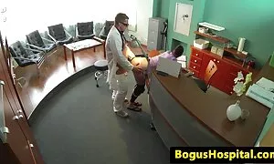 Той ухапа горещо момиче на момиче нуди клипове и цвета й между гърдите й