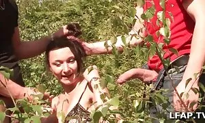 Две момичета са доволни klip porno от един човек в банята