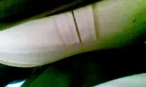 Двама клипове лесбийки млади мъже тормозят жена